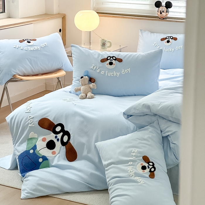 91家纺网 家纺一手货源 找家纺 如意朵 2025新款全棉纯棉小清新印花加绣花四件套 飞行狗