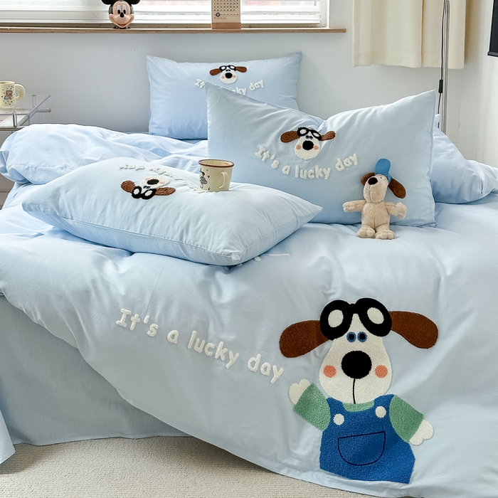 91家纺网 家纺一手货源 找家纺 如意朵 2025新款全棉纯棉小清新印花加绣花四件套 飞行狗