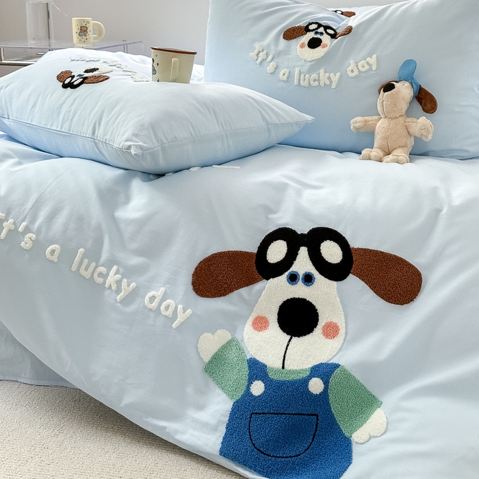 91家纺网 家纺一手货源 找家纺 如意朵 2025新款全棉纯棉小清新印花加绣花四件套 飞行狗