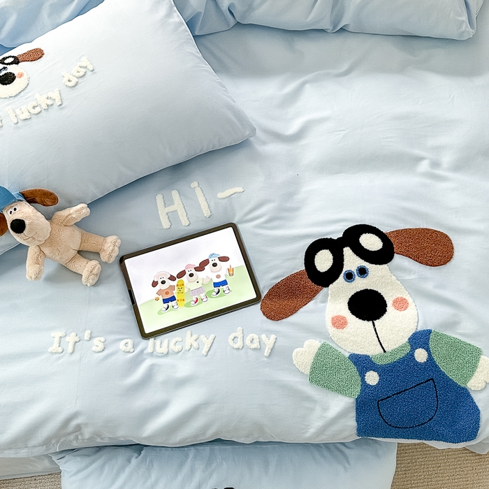 91家纺网 家纺一手货源 找家纺 如意朵 2025新款全棉纯棉小清新印花加绣花四件套 飞行狗