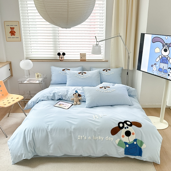 91家纺网 家纺一手货源 找家纺 如意朵 2025新款全棉纯棉小清新印花加绣花四件套 飞行狗