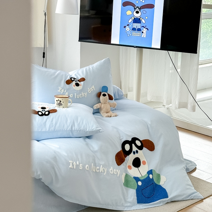 91家纺网 家纺一手货源 找家纺 如意朵 2025新款全棉纯棉小清新印花加绣花四件套 飞行狗