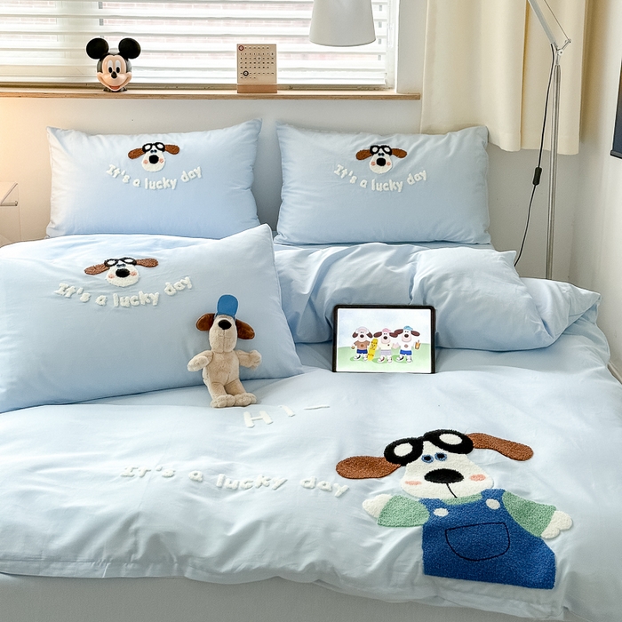 91家纺网 家纺一手货源 找家纺 如意朵 2025新款全棉纯棉小清新印花加绣花四件套 飞行狗