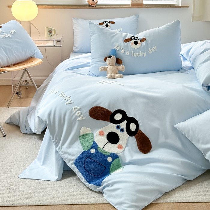 91家纺网 家纺一手货源 找家纺 如意朵 2025新款全棉纯棉小清新印花加绣花四件套 飞行狗