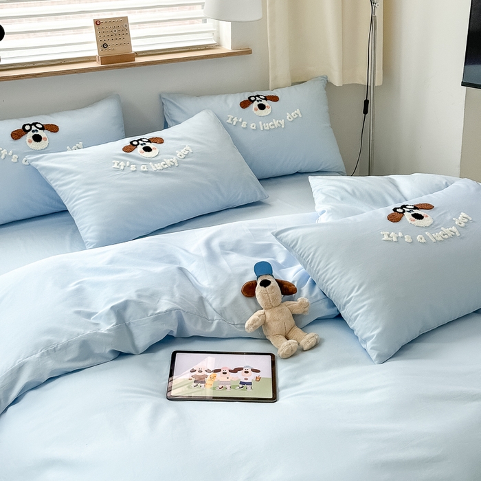 91家纺网 家纺一手货源 找家纺 如意朵 2025新款全棉纯棉小清新印花加绣花四件套 飞行狗