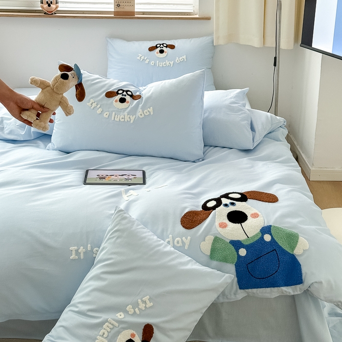 91家纺网 家纺一手货源 找家纺 如意朵 2025新款全棉纯棉小清新印花加绣花四件套 飞行狗