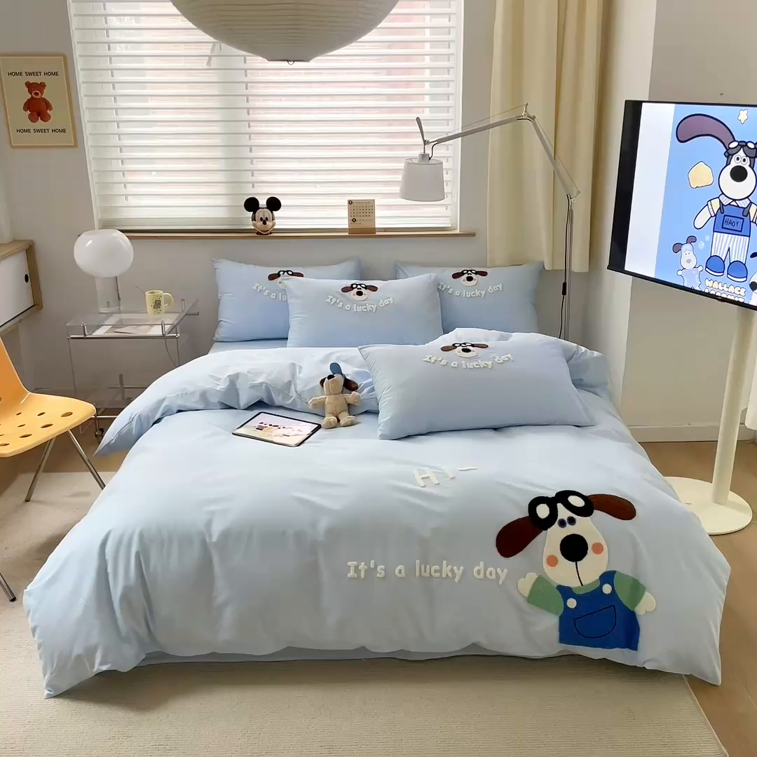 91家纺网 家纺一手货源 找家纺 如意朵 2025新款全棉纯棉小清新印花加绣花四件套 飞行狗