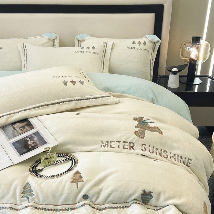 91家纺网 家纺一手货源 找家纺 家居1号家纺 2025新款230克牛奶绒全消光冬季爆款四件套-唯美意境 唯美意境-奶昔白+湖蓝