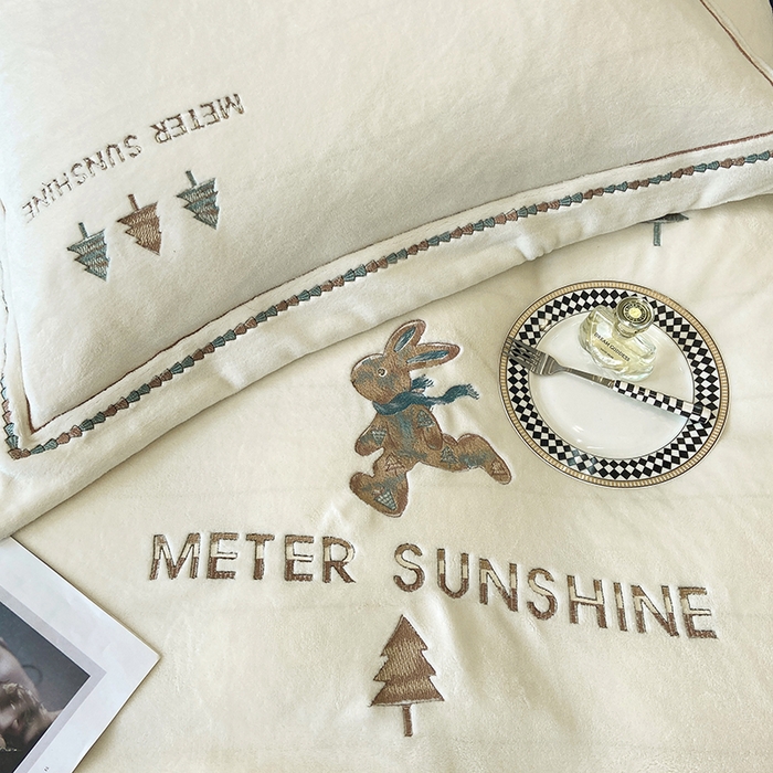 91家纺网 家纺一手货源 找家纺 家居1号家纺 2025新款230克牛奶绒全消光冬季爆款四件套-唯美意境 唯美意境-奶昔白+湖蓝