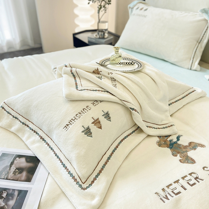 91家纺网 家纺一手货源 找家纺 家居1号家纺 2025新款230克牛奶绒全消光冬季爆款四件套-唯美意境 唯美意境-奶昔白+湖蓝