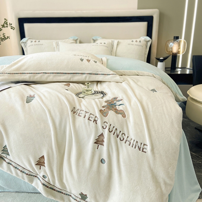 91家纺网 家纺一手货源 找家纺 家居1号家纺 2025新款230克牛奶绒全消光冬季爆款四件套-唯美意境 唯美意境-奶昔白+湖蓝