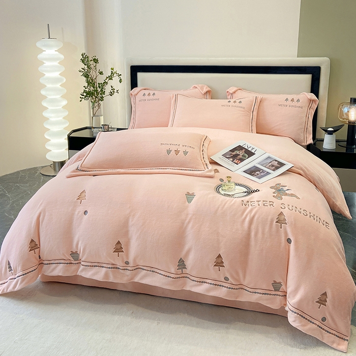 91家纺网 家纺一手货源 找家纺 家居1号家纺 2025新款230克牛奶绒全消光冬季爆款四件套-唯美意境 唯美意境-少女粉