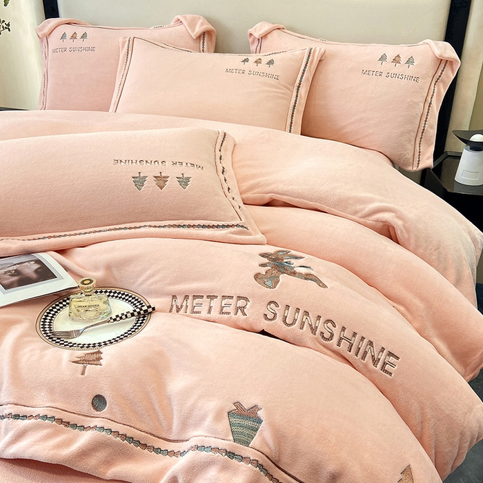 91家纺网 家纺一手货源 找家纺 家居1号家纺 2025新款230克牛奶绒全消光冬季爆款四件套-唯美意境 唯美意境-少女粉