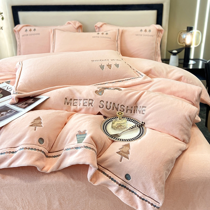 91家纺网 家纺一手货源 找家纺 家居1号家纺 2025新款230克牛奶绒全消光冬季爆款四件套-唯美意境 唯美意境-少女粉