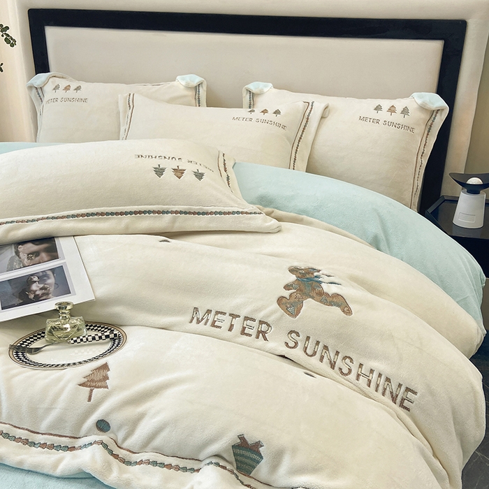 91家纺网 家纺一手货源 找家纺 家居1号家纺 2025新款230克牛奶绒全消光冬季爆款四件套-唯美意境 唯美意境-奶昔白+湖蓝