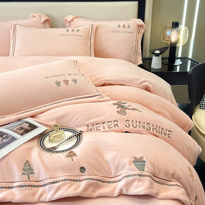 91家纺网 家纺一手货源 找家纺 家居1号家纺 2025新款230克牛奶绒全消光冬季爆款四件套-唯美意境 唯美意境-少女粉