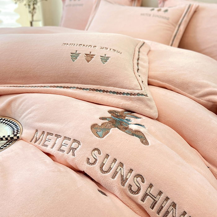 91家纺网 家纺一手货源 找家纺 家居1号家纺 2025新款230克牛奶绒全消光冬季爆款四件套-唯美意境 唯美意境-少女粉