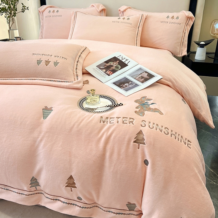 91家纺网 家纺一手货源 找家纺 家居1号家纺 2025新款230克牛奶绒全消光冬季爆款四件套-唯美意境 唯美意境-少女粉