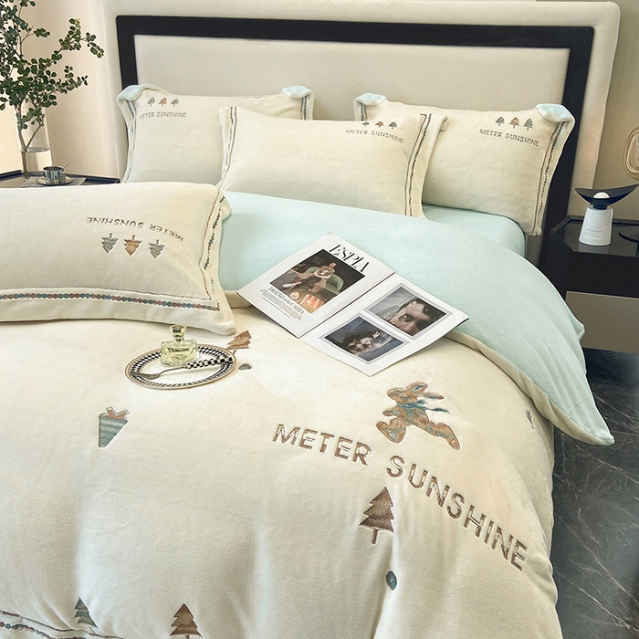 91家纺网 家纺一手货源 找家纺 家居1号家纺 2025新款230克牛奶绒全消光冬季爆款四件套-唯美意境 唯美意境-奶昔白+湖蓝