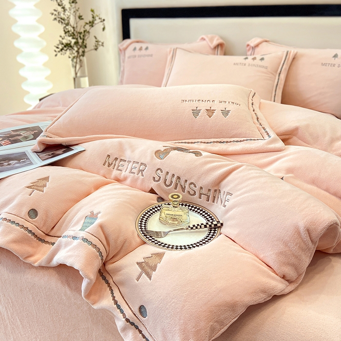 91家纺网 家纺一手货源 找家纺 家居1号家纺 2025新款230克牛奶绒全消光冬季爆款四件套-唯美意境 唯美意境-少女粉
