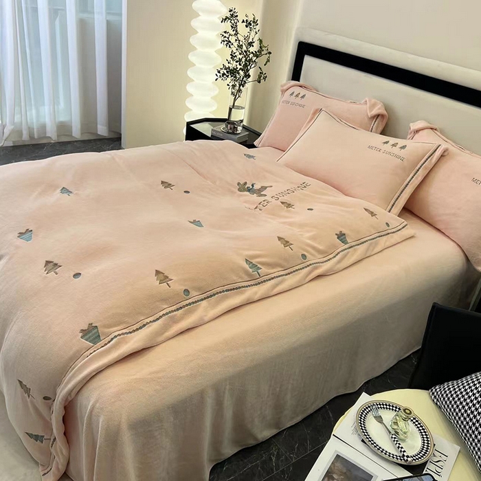 91家纺网 家纺一手货源 找家纺 家居1号家纺 2025新款230克牛奶绒全消光冬季爆款四件套-唯美意境 唯美意境-少女粉