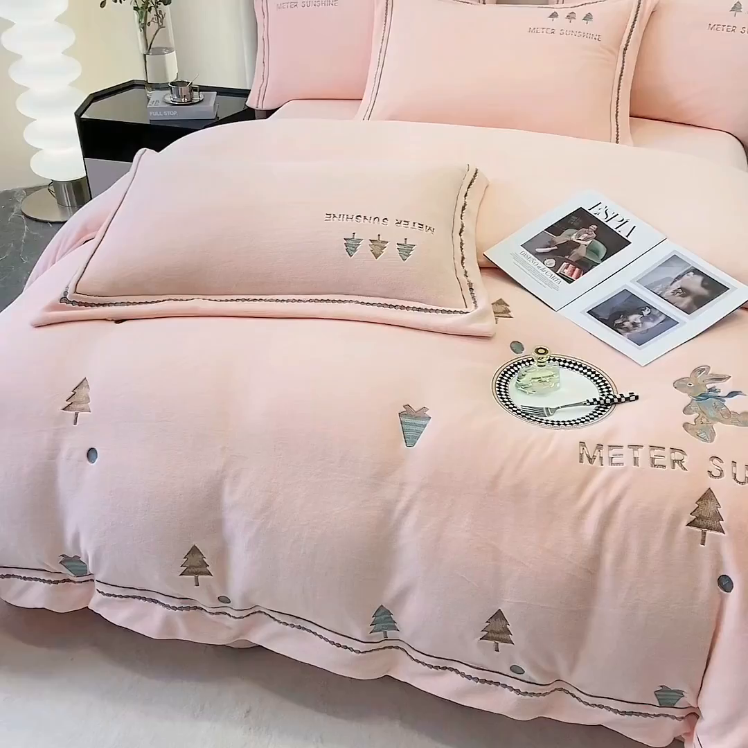 91家纺网 家纺一手货源 找家纺 家居1号家纺 2025新款230克牛奶绒全消光冬季爆款四件套-唯美意境 唯美意境-少女粉