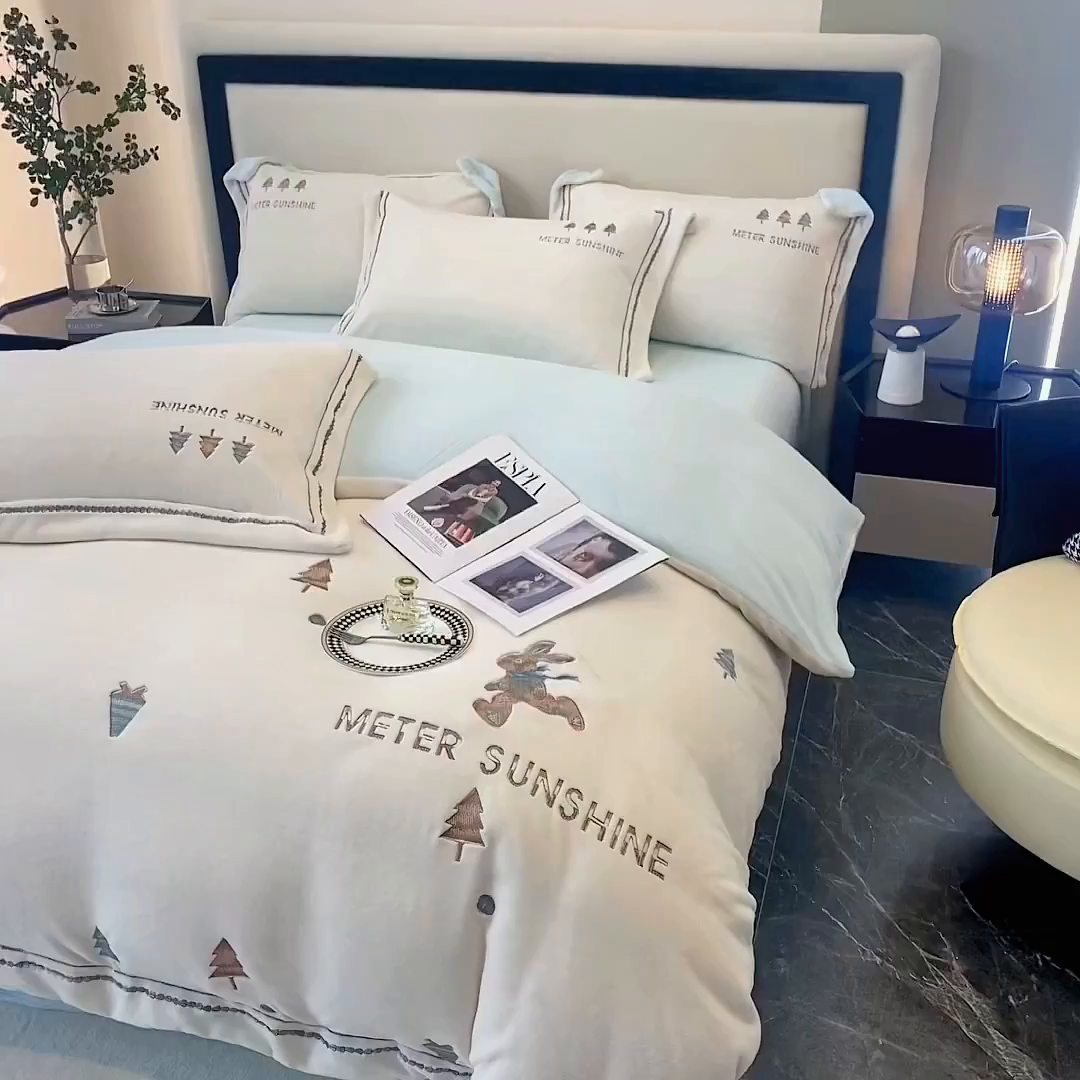 91家纺网 家纺一手货源 找家纺 家居1号家纺 2025新款230克牛奶绒全消光冬季爆款四件套-唯美意境 唯美意境-奶昔白+湖蓝