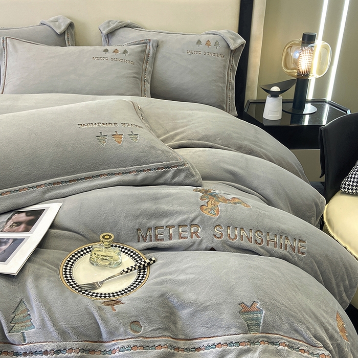 91家纺网 家纺一手货源 找家纺 家居1号家纺 2025新款230克牛奶绒全消光冬季爆款四件套-唯美意境 唯美意境-高级灰