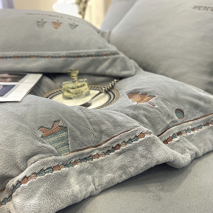 91家纺网 家纺一手货源 找家纺 家居1号家纺 2025新款230克牛奶绒全消光冬季爆款四件套-唯美意境 唯美意境-高级灰