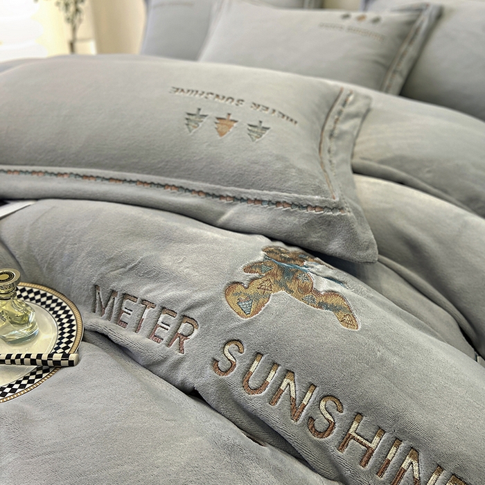 91家纺网 家纺一手货源 找家纺 家居1号家纺 2025新款230克牛奶绒全消光冬季爆款四件套-唯美意境 唯美意境-高级灰