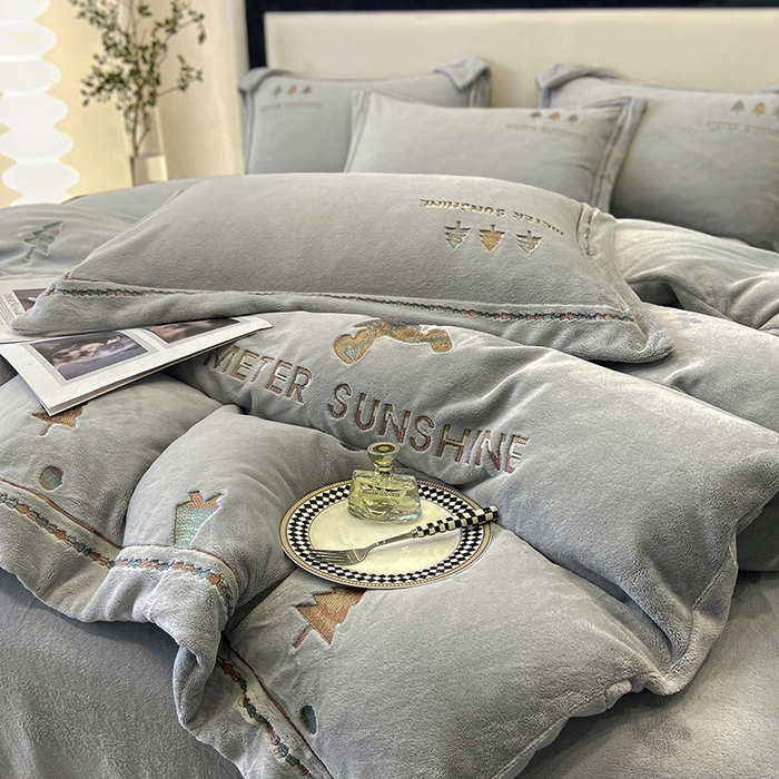 91家纺网 家纺一手货源 找家纺 家居1号家纺 2025新款230克牛奶绒全消光冬季爆款四件套-唯美意境 唯美意境-高级灰