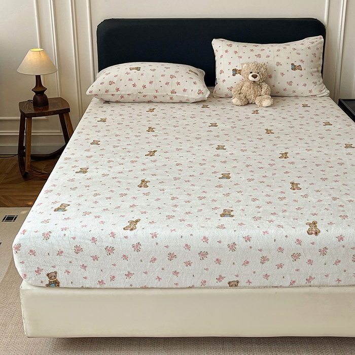 91家纺网 家纺一手货源 找家纺 朵朵家纺 2025新款加厚牛奶绒印花单床笠单品学生宿舍床垫保护套 床笠（床垫保护套可定制尺寸 ） 玫瑰小熊