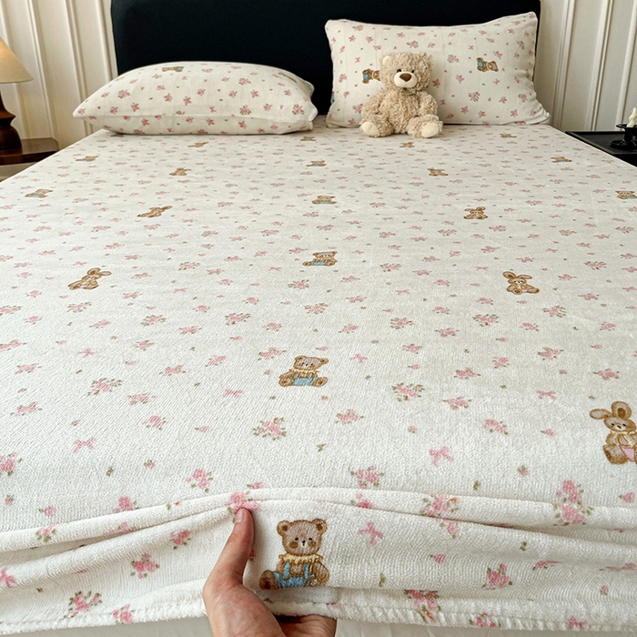 91家纺网 家纺一手货源 找家纺 朵朵家纺 2025新款加厚牛奶绒印花单床笠单品学生宿舍床垫保护套 床笠（床垫保护套可定制尺寸 ） 玫瑰小熊