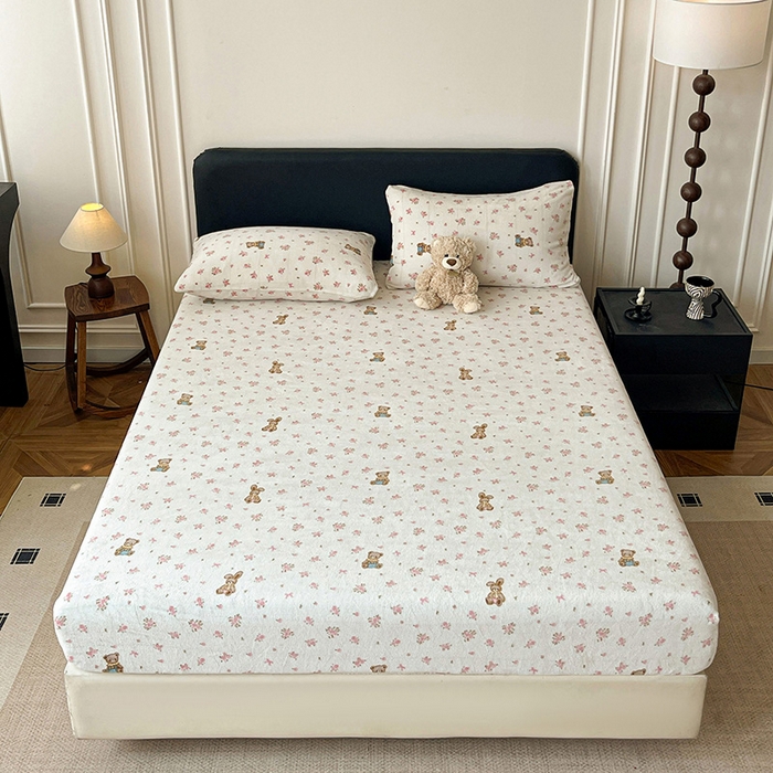 91家纺网 家纺一手货源 找家纺 朵朵家纺 2025新款加厚牛奶绒印花单床笠单品学生宿舍床垫保护套 床笠（床垫保护套可定制尺寸 ） 玫瑰小熊