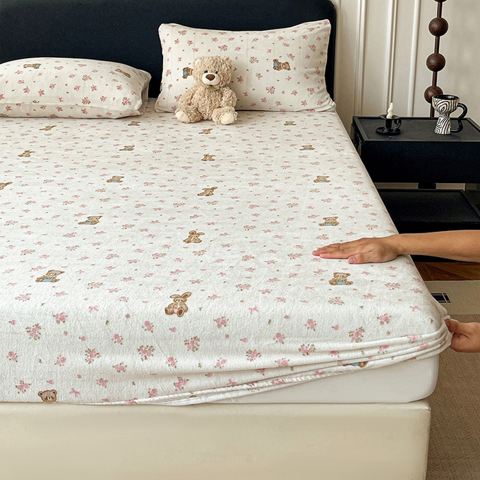 91家纺网 家纺一手货源 找家纺 朵朵家纺 2025新款加厚牛奶绒印花单床笠单品学生宿舍床垫保护套 床笠（床垫保护套可定制尺寸 ） 玫瑰小熊