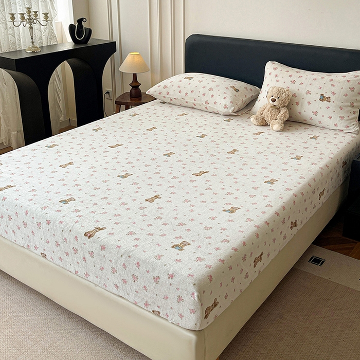 91家纺网 家纺一手货源 找家纺 朵朵家纺 2025新款加厚牛奶绒印花单床笠单品学生宿舍床垫保护套 床笠（床垫保护套可定制尺寸 ） 玫瑰小熊