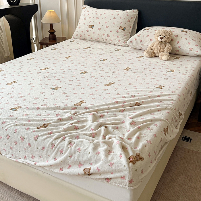 91家纺网 家纺一手货源 找家纺 朵朵家纺 2025新款加厚牛奶绒印花单床笠单品学生宿舍床垫保护套 床笠（床垫保护套可定制尺寸 ） 玫瑰小熊