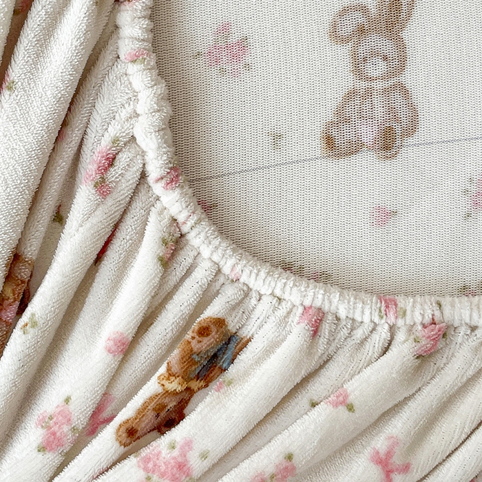 91家纺网 家纺一手货源 找家纺 朵朵家纺 2025新款加厚牛奶绒印花单床笠单品学生宿舍床垫保护套 床笠（床垫保护套可定制尺寸 ） 玫瑰小熊