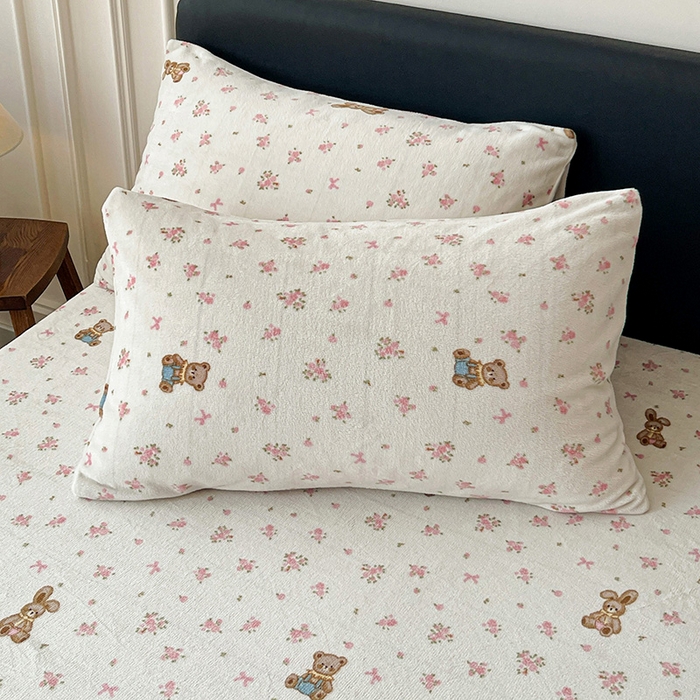 91家纺网 家纺一手货源 找家纺 朵朵家纺 2025新款加厚牛奶绒印花单床笠单品学生宿舍床垫保护套 床笠（床垫保护套可定制尺寸 ） 玫瑰小熊