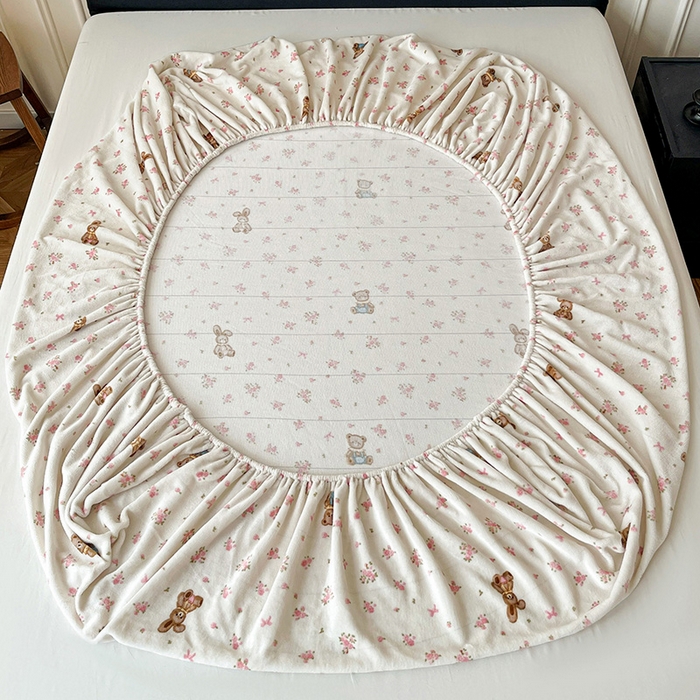 91家纺网 家纺一手货源 找家纺 朵朵家纺 2025新款加厚牛奶绒印花单床笠单品学生宿舍床垫保护套 床笠（床垫保护套可定制尺寸 ） 玫瑰小熊