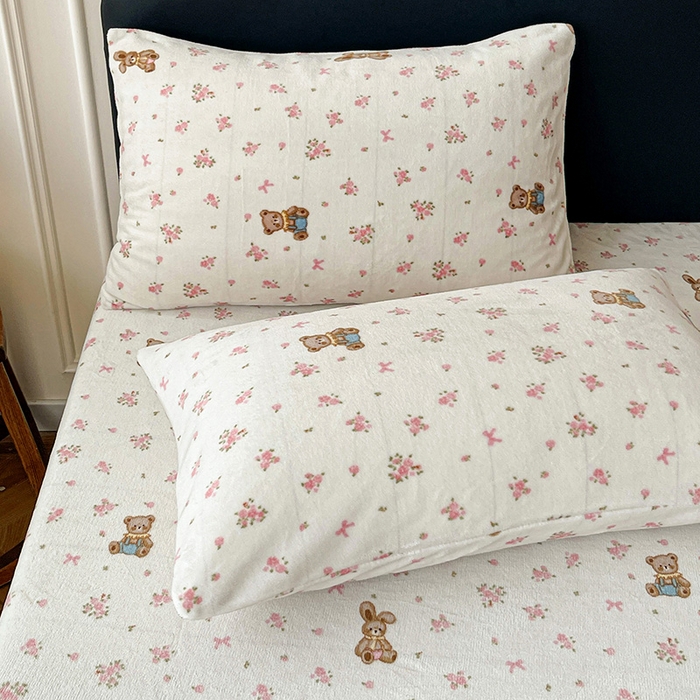 91家纺网 家纺一手货源 找家纺 朵朵家纺 2025新款加厚牛奶绒印花单床笠单品学生宿舍床垫保护套 床笠（床垫保护套可定制尺寸 ） 玫瑰小熊