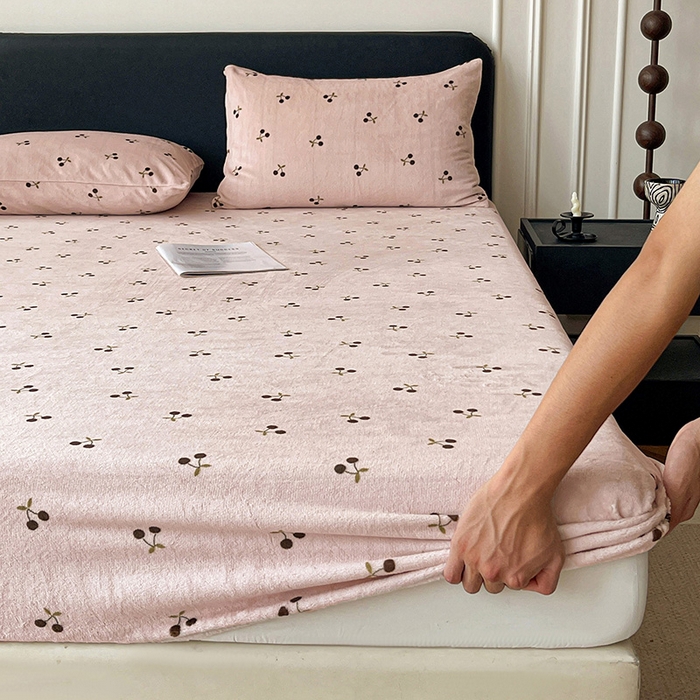 91家纺网 家纺一手货源 找家纺 朵朵家纺 2025新款加厚牛奶绒印花单床笠单品学生宿舍床垫保护套 床笠（床垫保护套可定制尺寸 ） 魅惑樱桃