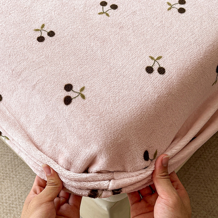91家纺网 家纺一手货源 找家纺 朵朵家纺 2025新款加厚牛奶绒印花单床笠单品学生宿舍床垫保护套 床笠（床垫保护套可定制尺寸 ） 魅惑樱桃