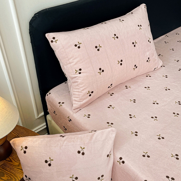 91家纺网 家纺一手货源 找家纺 朵朵家纺 2025新款加厚牛奶绒印花单床笠单品学生宿舍床垫保护套 床笠（床垫保护套可定制尺寸 ） 魅惑樱桃