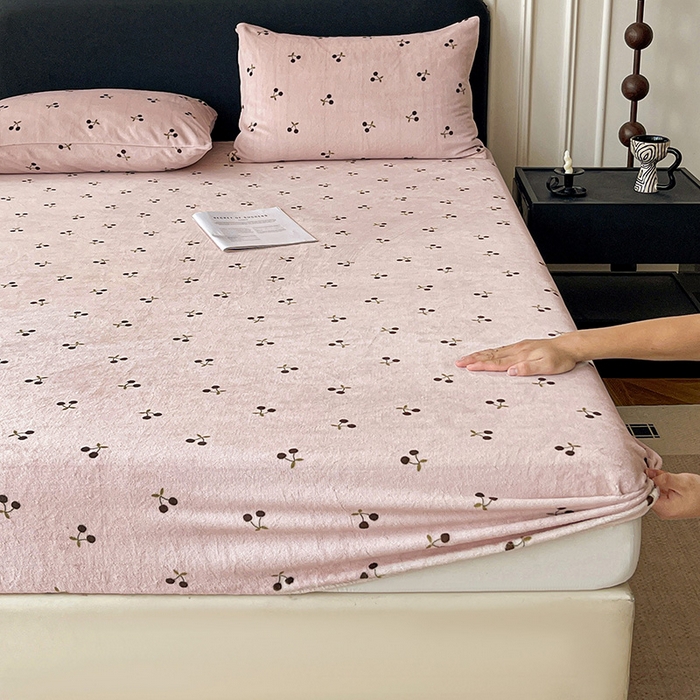 91家纺网 家纺一手货源 找家纺 朵朵家纺 2025新款加厚牛奶绒印花单床笠单品学生宿舍床垫保护套 床笠（床垫保护套可定制尺寸 ） 魅惑樱桃