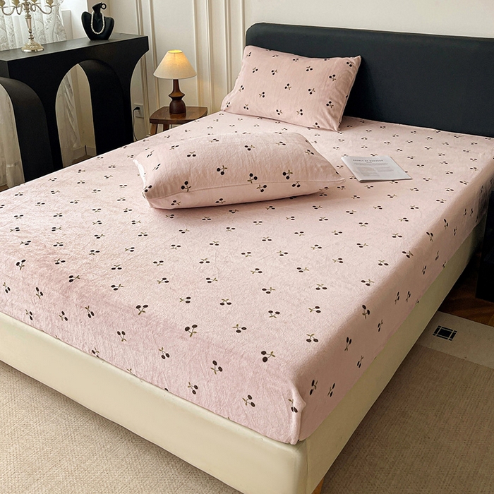91家纺网 家纺一手货源 找家纺 朵朵家纺 2025新款加厚牛奶绒印花单床笠单品学生宿舍床垫保护套 床笠（床垫保护套可定制尺寸 ） 魅惑樱桃
