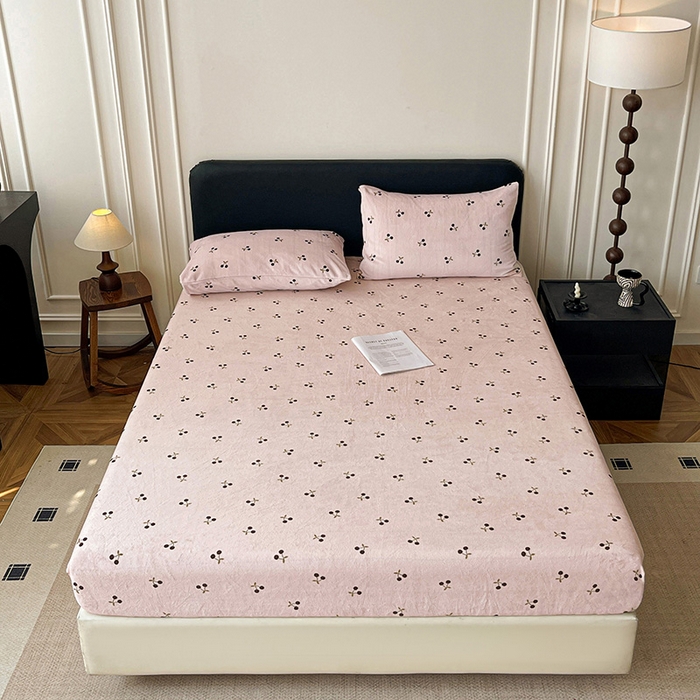 91家纺网 家纺一手货源 找家纺 朵朵家纺 2025新款加厚牛奶绒印花单床笠单品学生宿舍床垫保护套 床笠（床垫保护套可定制尺寸 ） 魅惑樱桃