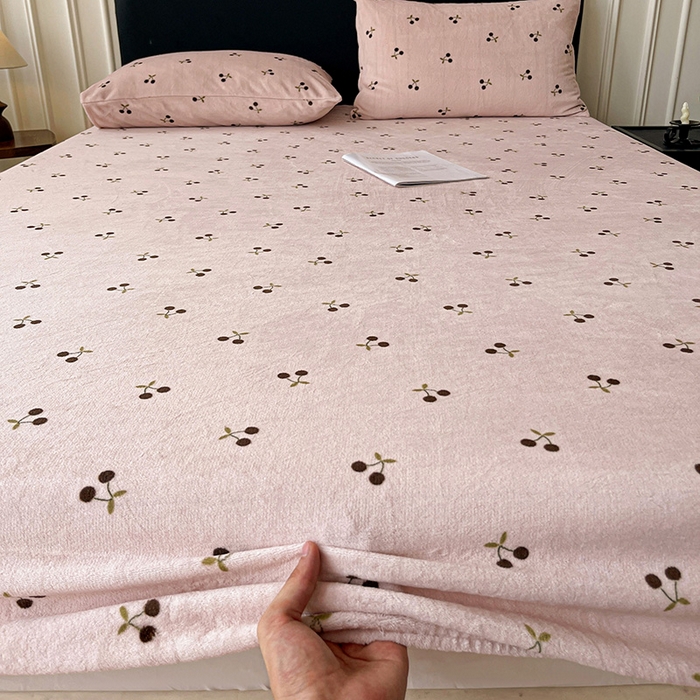 91家纺网 家纺一手货源 找家纺 朵朵家纺 2025新款加厚牛奶绒印花单床笠单品学生宿舍床垫保护套 床笠（床垫保护套可定制尺寸 ） 魅惑樱桃