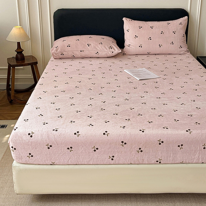 91家纺网 家纺一手货源 找家纺 朵朵家纺 2025新款加厚牛奶绒印花单床笠单品学生宿舍床垫保护套 床笠（床垫保护套可定制尺寸 ） 魅惑樱桃