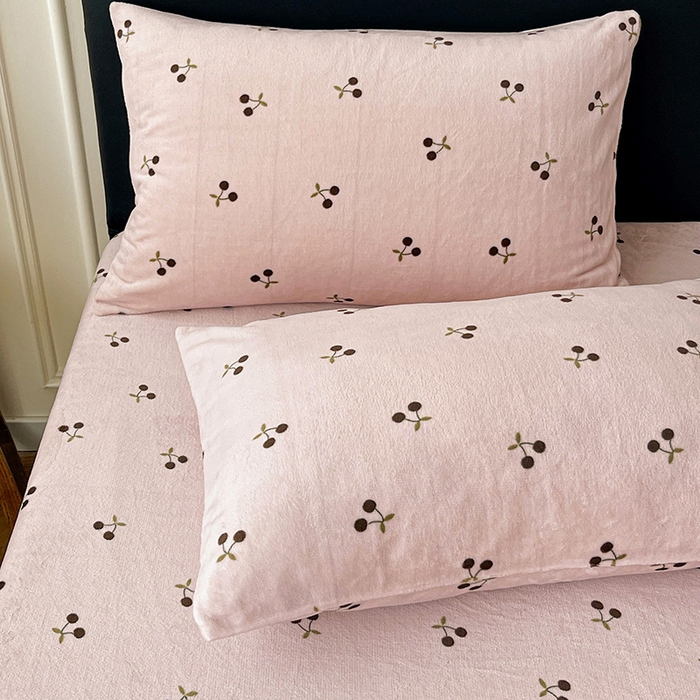 91家纺网 家纺一手货源 找家纺 朵朵家纺 2025新款加厚牛奶绒印花单床笠单品学生宿舍床垫保护套 床笠（床垫保护套可定制尺寸 ） 魅惑樱桃